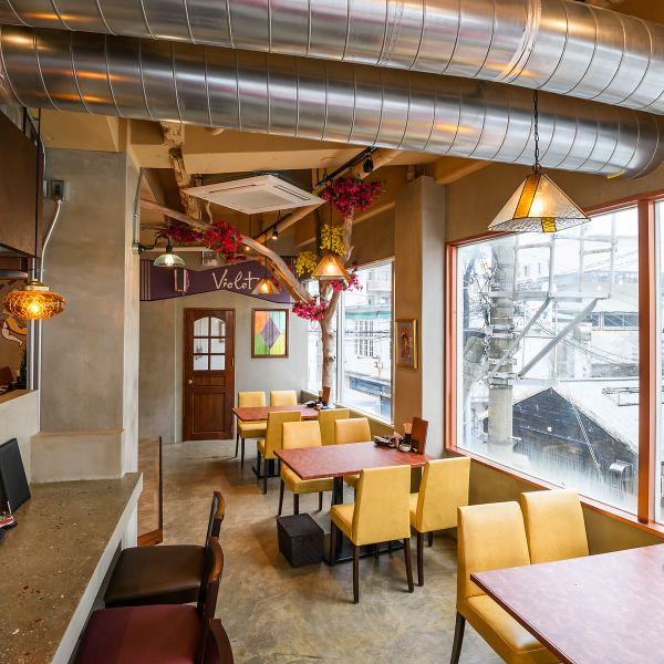 The bright and open space with large windows is perfect for a casual girls' get-together. We offer a comfortable environment for everyone, from solo travelers to large groups. It is also conveniently located just a 3-minute walk from the nearest Makishi Station, making it a great place to get to and from work!
