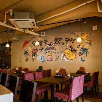 This is a table seating for four.There is a sense of openness and you can have a comfortable stay.