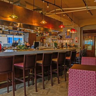 The counter seats are recommended for casual drinks by yourself or for couples.You can enjoy the aromas wafting from the kitchen and relax.
