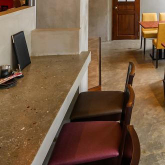 Counter seats are available for solo diners! You can eat and drink without worrying about others around you, so please feel free to use them.