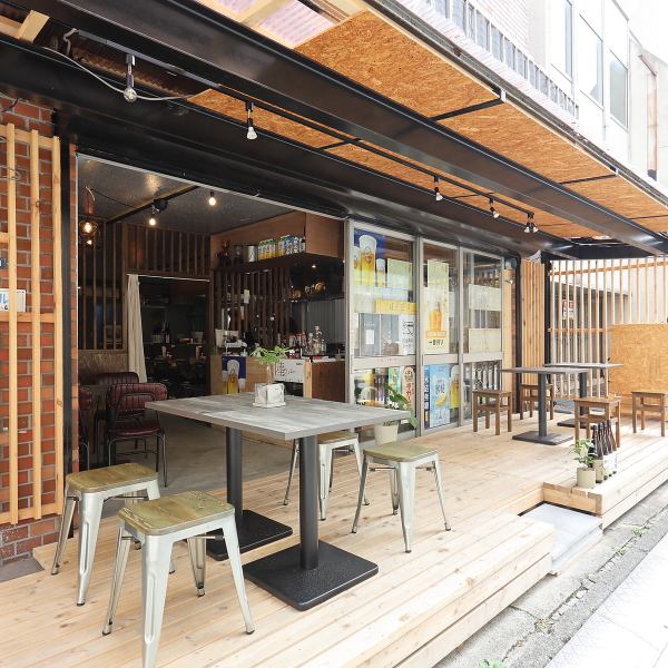 【テラス席もご用意】大森では珍しい外飲みができるスペースとなっており、開放感あふれる雰囲気でお食事を楽しんでいただけます。また、テラス席はわんちゃんも同伴可能ですので、大切なペットと一緒にお楽しみいただけます。心地よい風を感じながら、美味しい料理とお酒を堪能する特別なひとときをお過ごしください。