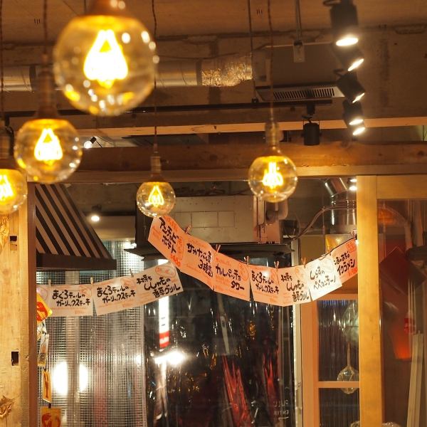 陽気な異国のバルをイメージした店内は、おすすめメニューとワインボトルは配置した、ポップな雰囲気。いるだけで元気になれそう！魚介が食べたくなったら、みんなでワイワイ盛り上がりたくなったらサカナギャングへお越し下さい！スタッフがおもてなし致します♪※金・土・祝前日はお席2時間半制と頂きます。※禁煙席