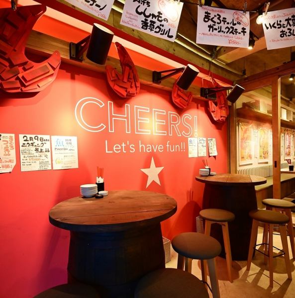 カジュアルな集まりにおすすめのバルらしいハイテーブル席。真っ赤な壁にテンションがあがりそう！みんなでわいわい過ごすならこの席。旬の新鮮な魚介料理とお酒を囲みながら、尽きないトークに花を咲かせてください！※禁煙席