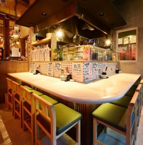 Counter seats where you can watch the food being cooked right in front of you.Please feel free to ask us about seasonal recommendations♪ You can enjoy the atmosphere of a bar and tavern◎The L-shaped counter can accommodate up to 8 people◎