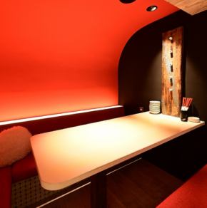 The loft-style table seats are perfect for banquets, group dates, and entertaining, and are also great for celebratory occasions. They are separated from the other seats, so you can relax without having to sit next to other customers.It's an open space where you can see the whole store.