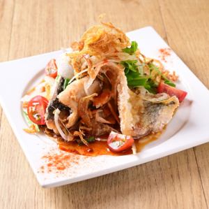 Fried mackerel with plenty of condiments