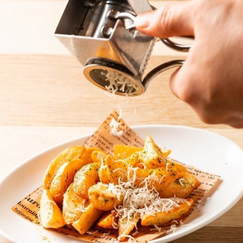 鳳尾魚馬鈴薯配新鮮磨碎的乳酪