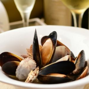 たっぷり貝の白ワイン蒸し
