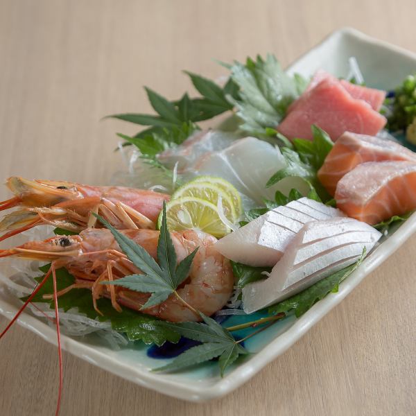 新鮮な旬の魚介を味わえる「おまかせ造り5種盛り」
