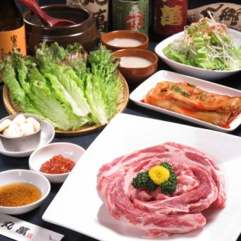 Great value [Black pork samgyeopsal set] with green onion salad, garlic foil, and lettuce, 1750 yen per person