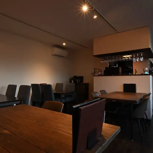 スタイリッシュでおしゃれな店内は、落ち着きのあるワンランク上の空間です！照明の温かな光が心地よく、特別なハレの日はもちろん、普段使いのディナーにも最適◎洗練されたデザインのなか、日常を忘れて心ゆくまで本格フレンチと美味しいお酒をお楽しみいただけます♪素敵な夜をお過ごしください！
