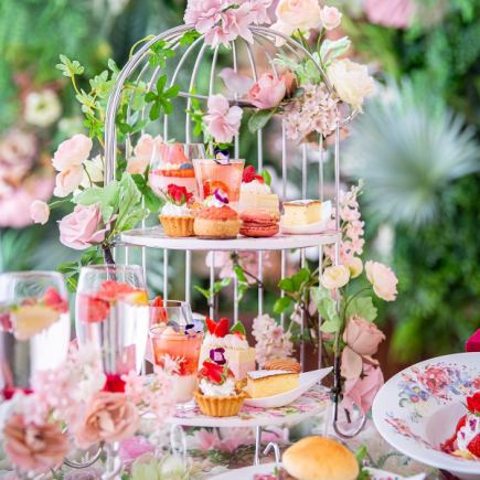 [Afternoon tea in a space surrounded by flowers] Toast drink & free tea