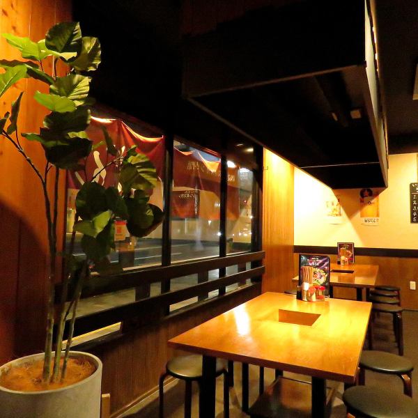[For meals with friends and family] A calm atmosphere with woodgraining.We strive to create a space where customers can relax and enjoy conversation and meals.The table seats can be used for various purposes such as dining with family and friends.Please surround Genghis Khan and spend a wonderful time.