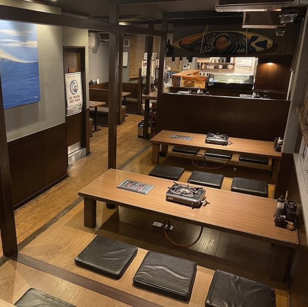 【お座敷席】20名様～の貸切宴会に対応可能！シンプルカラーが作る抜け感と、テーブル配置の工夫で大人数でも心地良い一体感が楽しめます◎スムーズなサービスを重視し、全員が落ち着いて楽しめるレイアウトに！ゆとりある間隔で会話も弾み、豪華なコース料理や飲み放題メニューがより引き立ちます。
