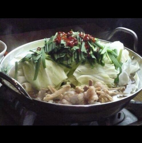 【門外不出の極致】昭和の名店が守り抜いた、秘伝の醤油とお酒が香る至高のスープで味わう絶品もつ鍋。