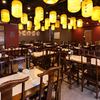中国の黄色い提灯が華やかな雰囲気を演出している明るい店内には、全68の座席を完備しています。席同士を組み合わせることができるテーブル席をご用意しておりますので、大人数のグループも大歓迎◎さらに、貸切の際は椅子を追加して最大100名様までご案内が可能です。各種宴会にぜひご利用ください。