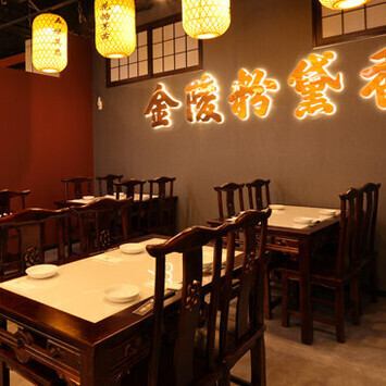 中国の黄色い提灯が華やかな雰囲気を演出している明るい店内には、全68の座席を完備しています。少人数から大規模宴会まで様々なシーンに対応◎広々とした店内でゆっくりとお食事をお楽しみください♪