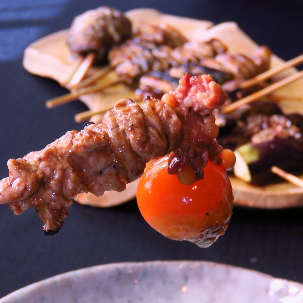 炭火で丁寧に焼き上げる焼き鳥。希少部位のちょうちんはオススメ