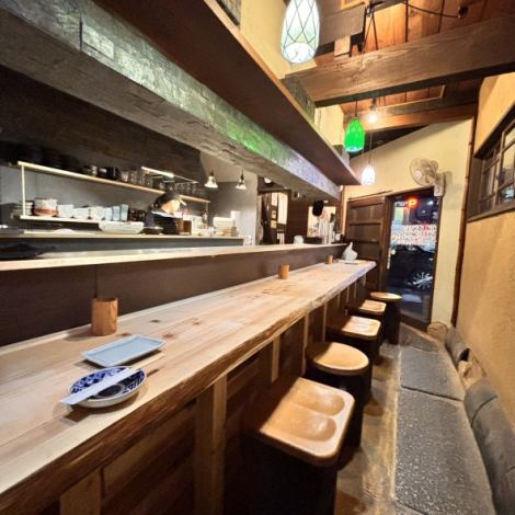 古民家をイメージして造られた内装は温かみのある心地よい空間…。会社のご宴会・ご友人との宴会・食事会・デート・お一人様利用など、様々なシーンのご利用におすすめです。オシャレな焼鳥店で素敵なひと時をお過ごしください。貸切・お席・人数など、お気軽に店舗へご相談ください。是非、ご来店お待ちしております。