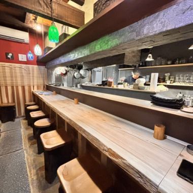 The counter seats are special seats for adults only, where you can enjoy conversation with the staff.Available for one person or more.