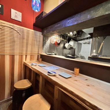 The counter seats allow you to enjoy your meal while watching the chef prepare the food, creating a lively atmosphere that's perfect for dates! It's also recommended for small groups for quick drinks and can be used for a variety of occasions.