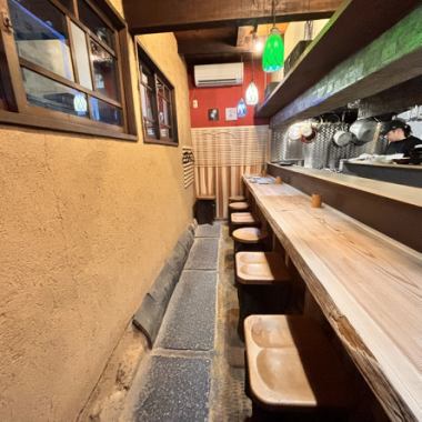 The interior was designed to resemble an old Japanese house, creating a warm and comfortable space.Please enjoy your meal at your leisure in the atmospheric counter seats.