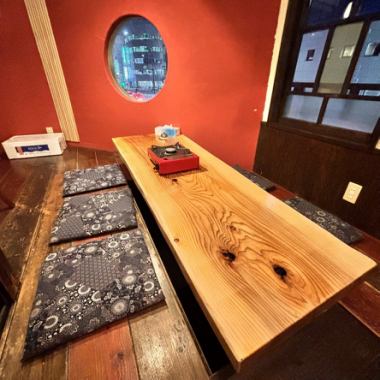 Enjoy yakitori carefully grilled over charcoal in your own private space.We will guide you to a seat that suits the number of people and the occasion.We have private rooms available for 4 people or more.