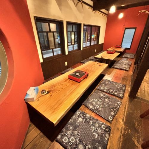 We accept reservations for groups of 4 or more.Private sunken kotatsu seating available for reservations for groups of 7 or more.