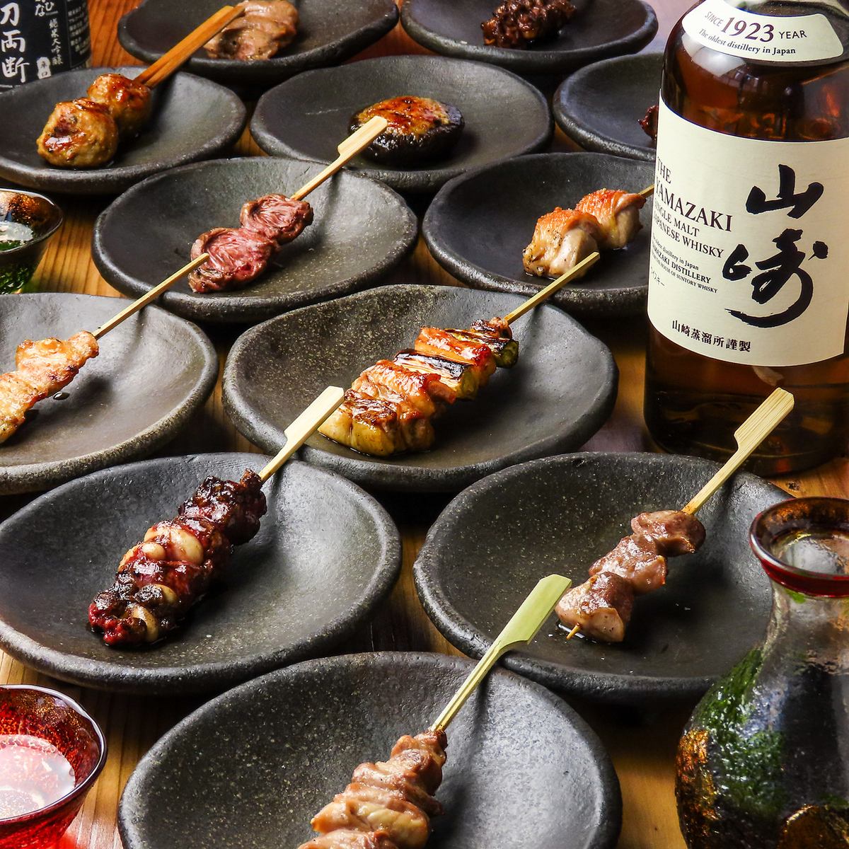 炭火で丁寧に焼き上げることで地鶏の美味しさが凝縮される本格焼き鳥