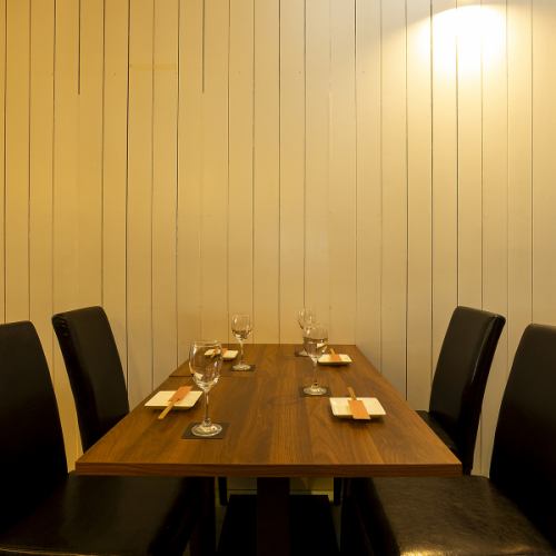 【JAZZの流れる素敵な空間を楽しんで♪】店内は洋風の落ち着いた雰囲気の空間で、ゆったりとお酒やお料理をお楽しみいただくことができます◎