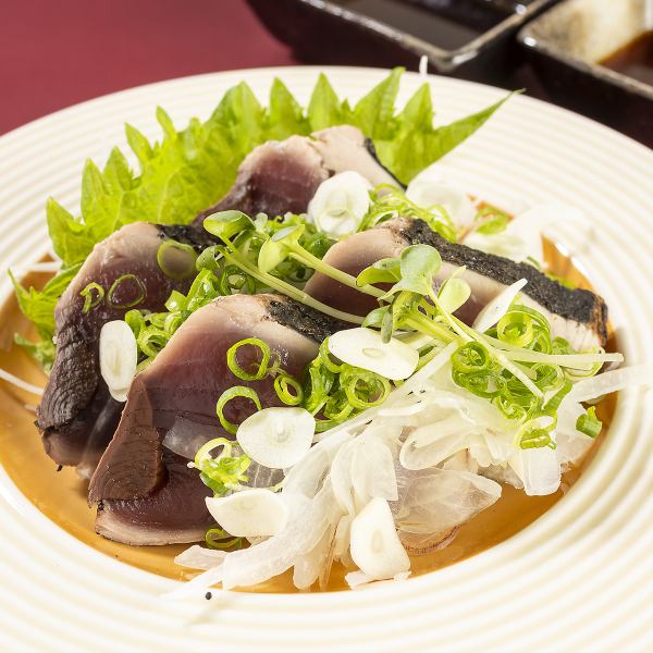 【高知の一本釣り鰹！】《極厚 土佐鰹の藁焼き》～目利きのプロの厳選素材を藁焼きでお届け～1,800円(税込)