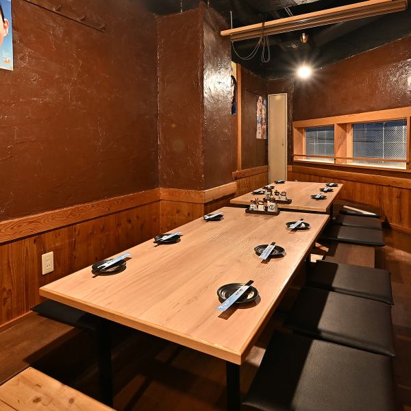 団体利用に対応できる広めの席やレイアウトがあり、会社宴会や打ち上げなど大人数での利用にも安心。席の配置調整も可能で、人数に合わせて最適な形でご案内できます。木の温かみを感じる空間は一体感が生まれやすく、料理を囲めば自然と盛り上がると評判です。