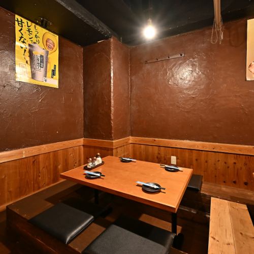 木の温もりに包まれた落ち着く店内空間