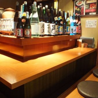 It is a counter where you can talk with a lot of sake and a fun shopkeeper, and you can drink it by yourself.* There is a limit on the number of seats due to measures against the new corona infection.
