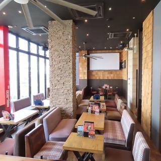 〈ソファー席〉質の高いお肉とお酒を楽しむなら『Midtown BBQ』へ！アメリカンな雰囲気漂う店内で自慢のお肉料理を存分にご堪能ください♪歓送迎会や各種ご宴会にも◎