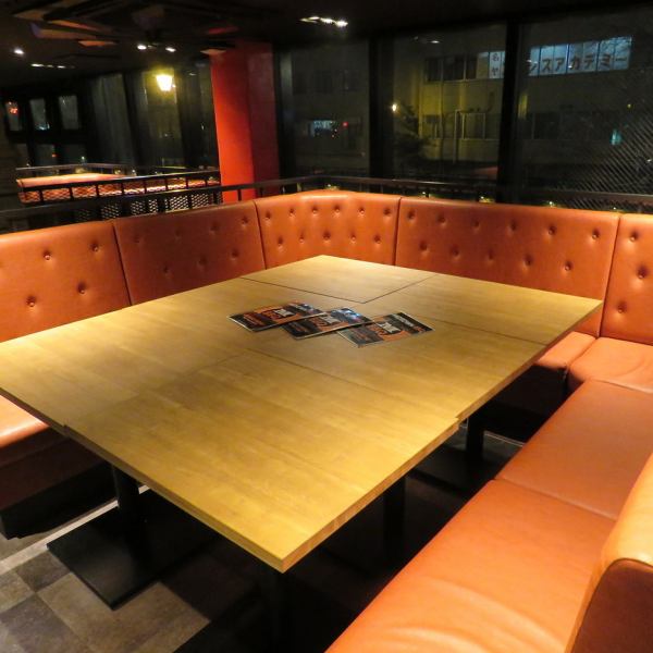 【大人数での宴会も◎】大人数様用のソファ席も完備しています！気の知れた仲間と卓を囲んでの飲み会は、盛り上がることまちがいなし！大人数様向けのコースもございますので、コースでのご予約もお待ちしています！