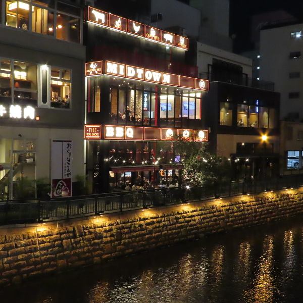 【夜景が見えるテラス席も】当店はテラス席も設けており、堀川沿いの夜景を見ながらお食事をお楽しみ頂けます！カップルや女子会でも人気のお席になりますので、お早めにご予約ください！記念日・誕生日の際は、サプライズ対応も可能です◎