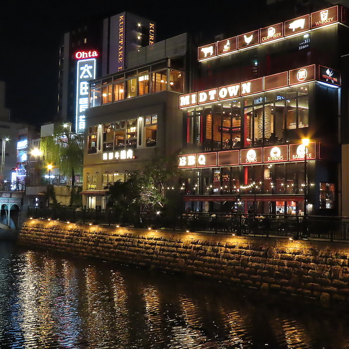 If you're looking to enjoy barbecue, smoked food, and craft beer in Nagoya, this is the place!