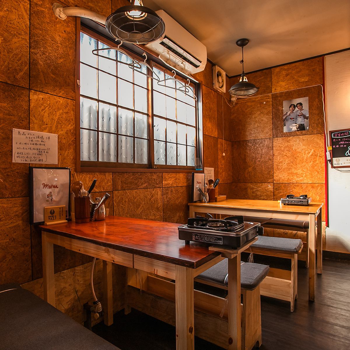 木の温もり感じる落ち着いた韓国料理店