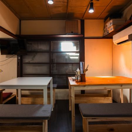 コンパクトながらも整ったレイアウトの2階テーブル席は、長居しやすい居心地の良さが魅力。静かに過ごしたい方や、軽めの飲み会などにも最適です。下階とはまた違った落ち着きがあるのがポイント。