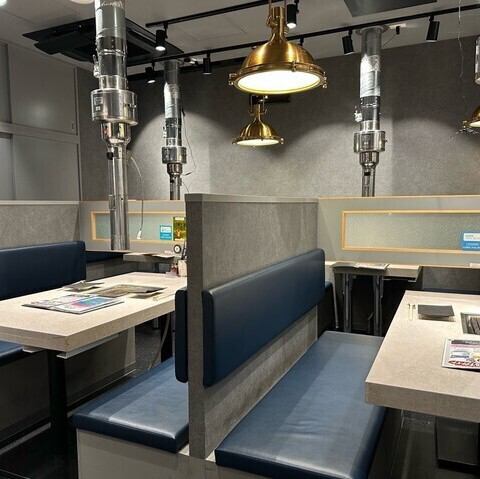 【高い壁に囲まれたBOX席でゆったりできる空間！】広々利用できる余裕のあるソファ席で、ゆったりとお過ごしいただけます。周囲が壁に囲まれたプライベート空間ですので、お子様連れでも他のお客様を気にせずゆっくりと焼肉をお楽しみいただけます。家族団らんのひとときを心ゆくまで満喫してください。