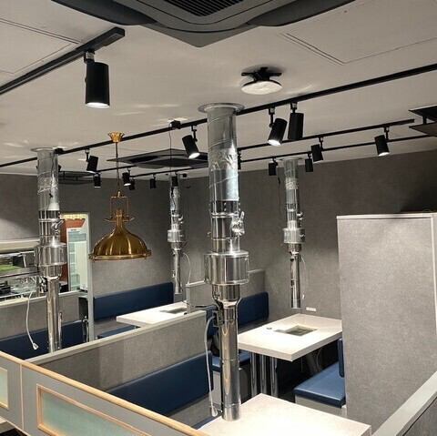 高い壁のソファ席でプライベート空間！