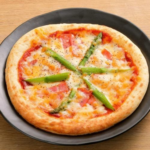 アスパラとベーコンのピザ