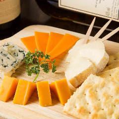 Cheese platter プレミアムチーズの盛り合わせ