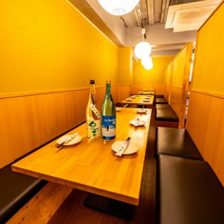 友人やご家族との食事にぴったりな、シンプルで落ち着いた雰囲気のテーブル席。木の温もりを感じる空間で、ゆっくりとお食事をお楽しみいただけます。開放感があり、会話が弾む心地よい席です。カジュアルな集まりにも最適です。