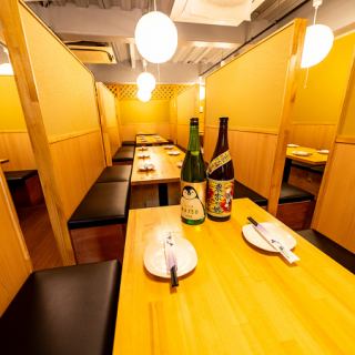 木の温もりに包まれた落ち着いた空間。高めの仕切りでしっかりとプライベート感が保たれ、周囲を気にせずゆったり食事が楽しめます。デートや少人数飲み会にぴったり。