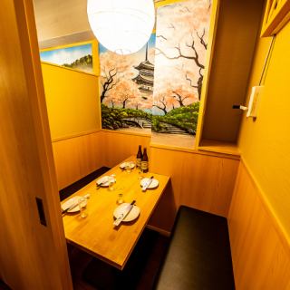 壁一面に描かれた桜と五重塔が印象的な、和の情緒漂う小個室。2～4名での利用に最適で、女子会やデートにおすすめ。静かな空間で特別な時間をお過ごしください。