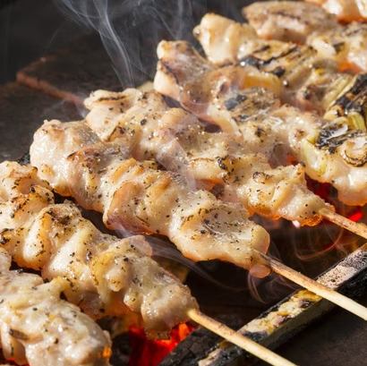 備長炭で香ばしく焼き上げる手打ち焼き鳥食べ放題