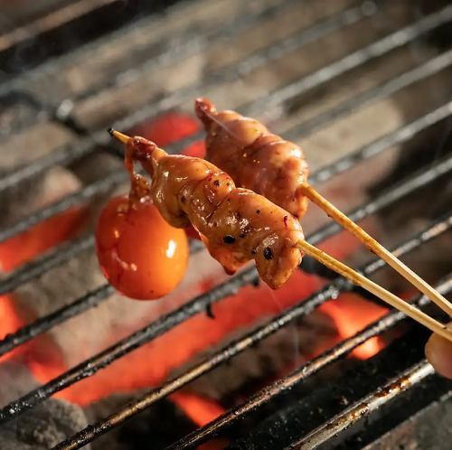 비장숯으로 정성스럽게 굽는 맛이 넘치는 본격 닭꼬치