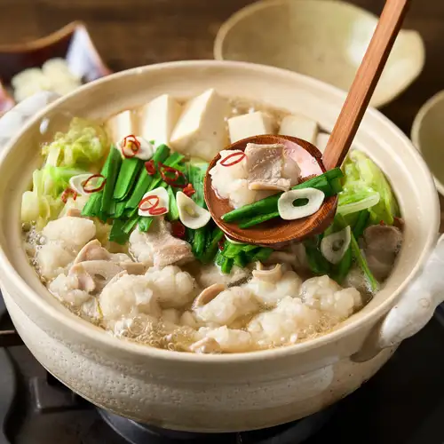ぷりぷり食感のもつと野菜を味わう旨みたっぷり特製もつ鍋